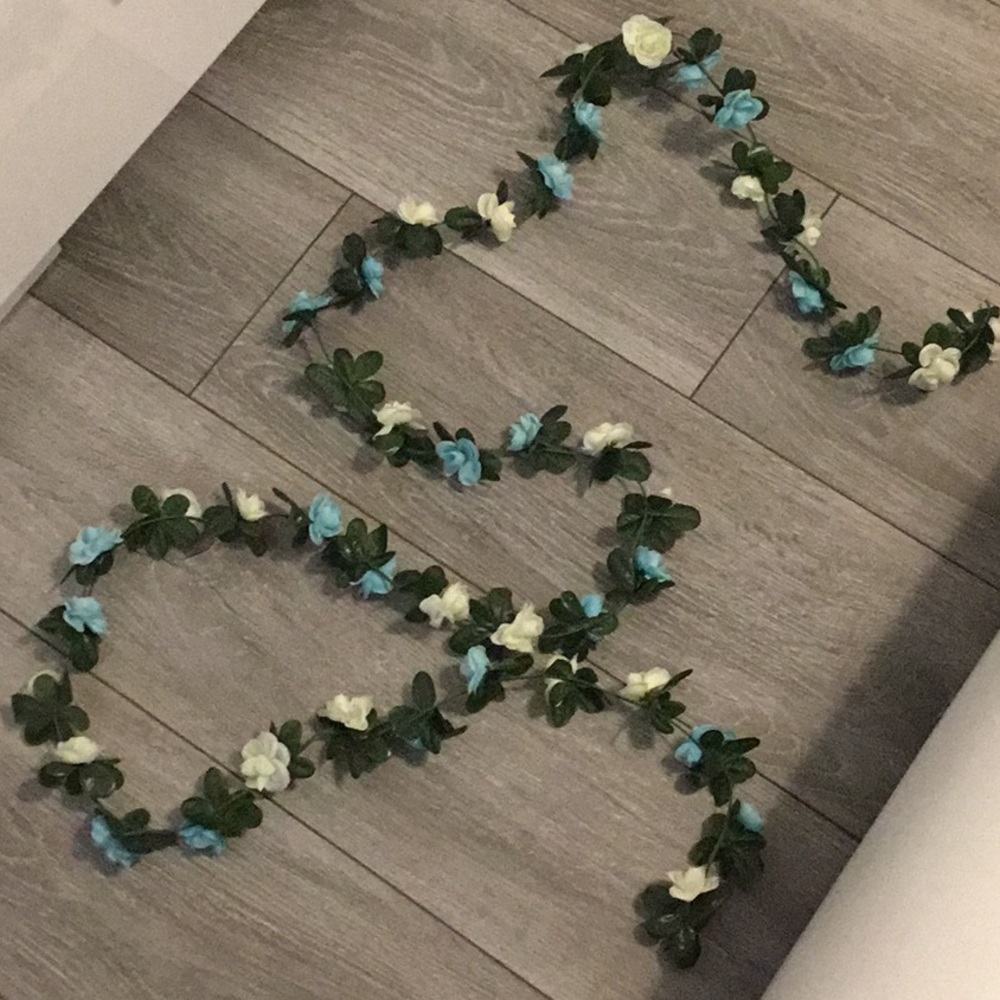 Flower garland blue and white